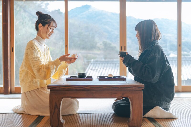 海を望む座敷で柑橘を味わうお客様