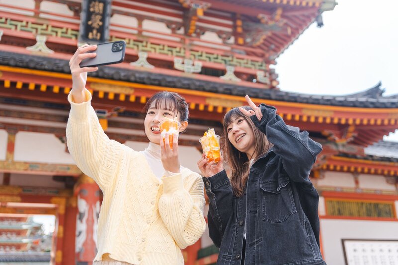 耕三寺の前で柑橘ドリンクを掲げるお客様