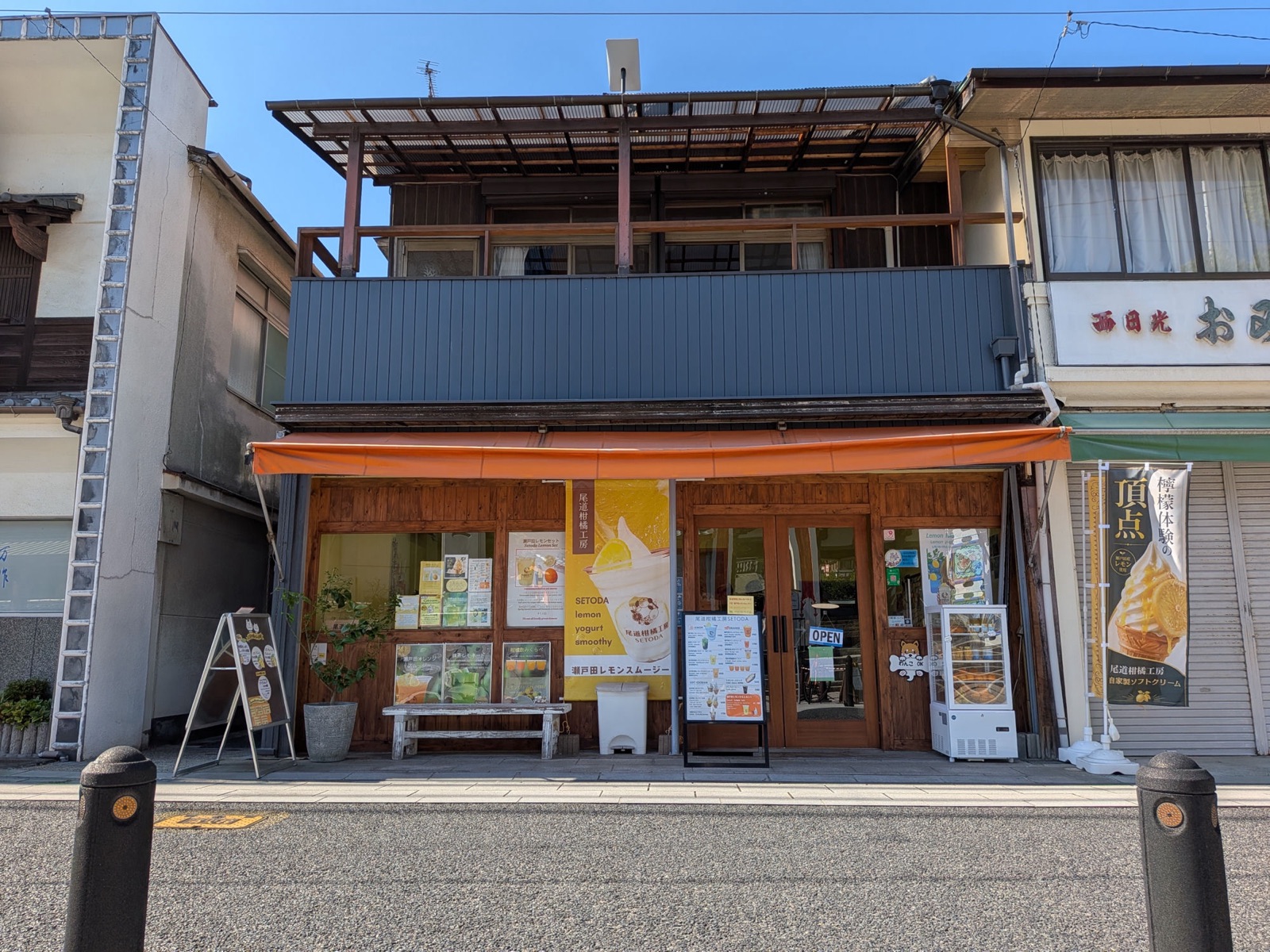 耕三寺のすぐ前にある尾道柑橘工房 SETODA の店舗外観