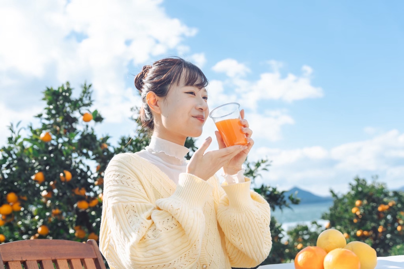海を眺めながら生搾りジュースを味わう